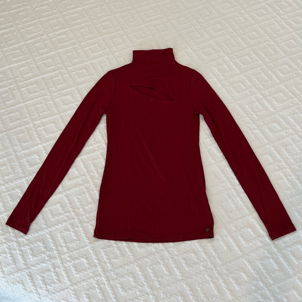 Guess stretch top with sexy cut-out on chest.